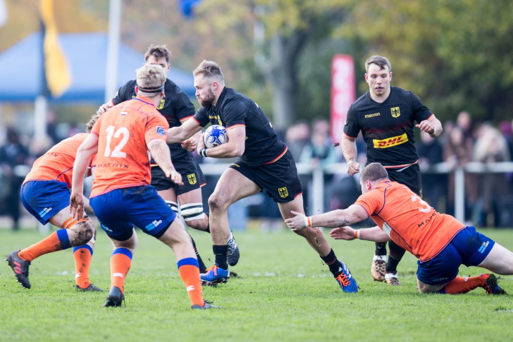 Umzingelt: Für Luke Wakefield und die deutschen Dreiviertelspieler gab es gegen die aufmerksam verteidigenden Niederländer kein Durchkommen. Foto: F&S