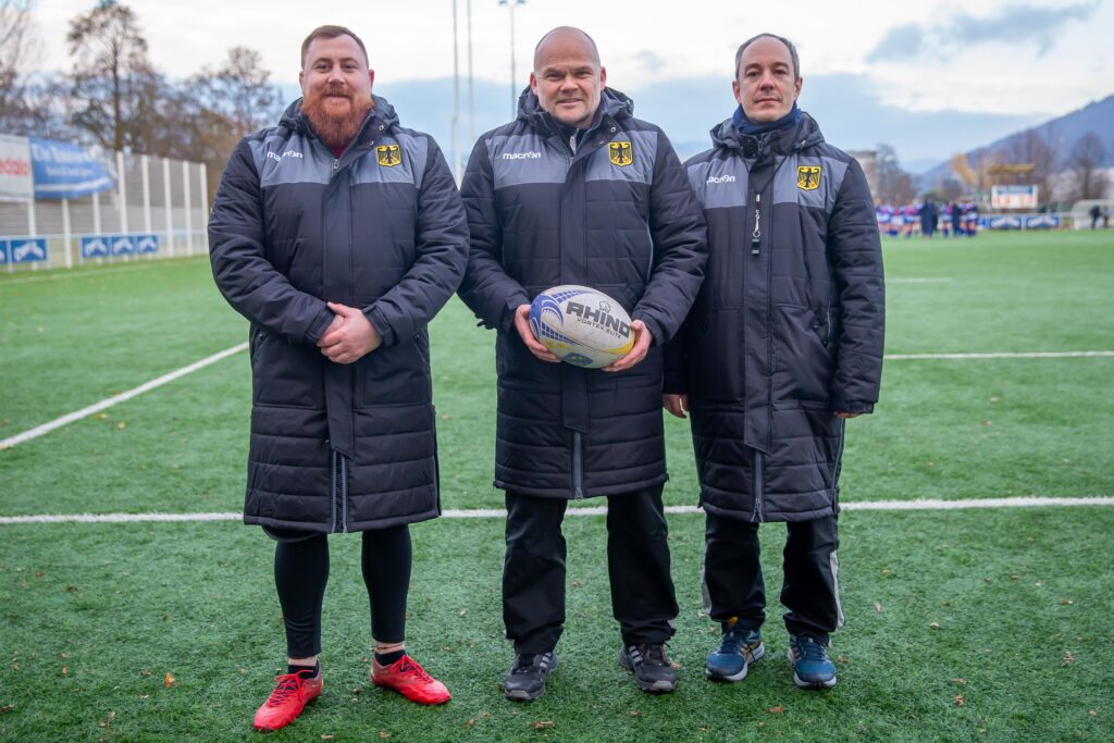 Sie sehen der EM 2023 gespannt entgegen, v.l.n.r.: Sturmtrainer Kehoma Brenner, Nationaltrainer Mark Kuhlmann und Dreiviertelreihe-Trainer Lars Eckert. Foto: F&S